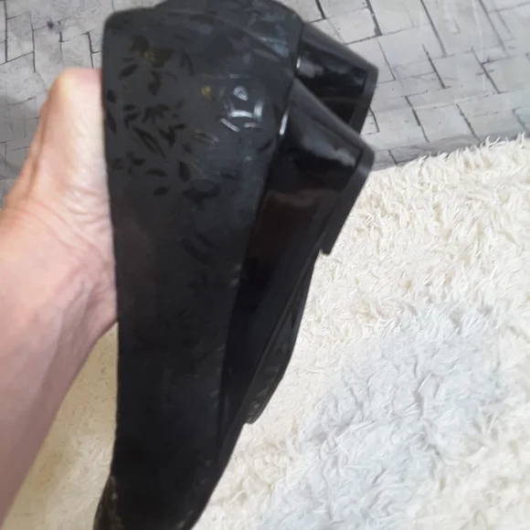 Trotters Lauren embossed textile floral black wedge pump T1110-013 size 10M - Picture 8 of 12